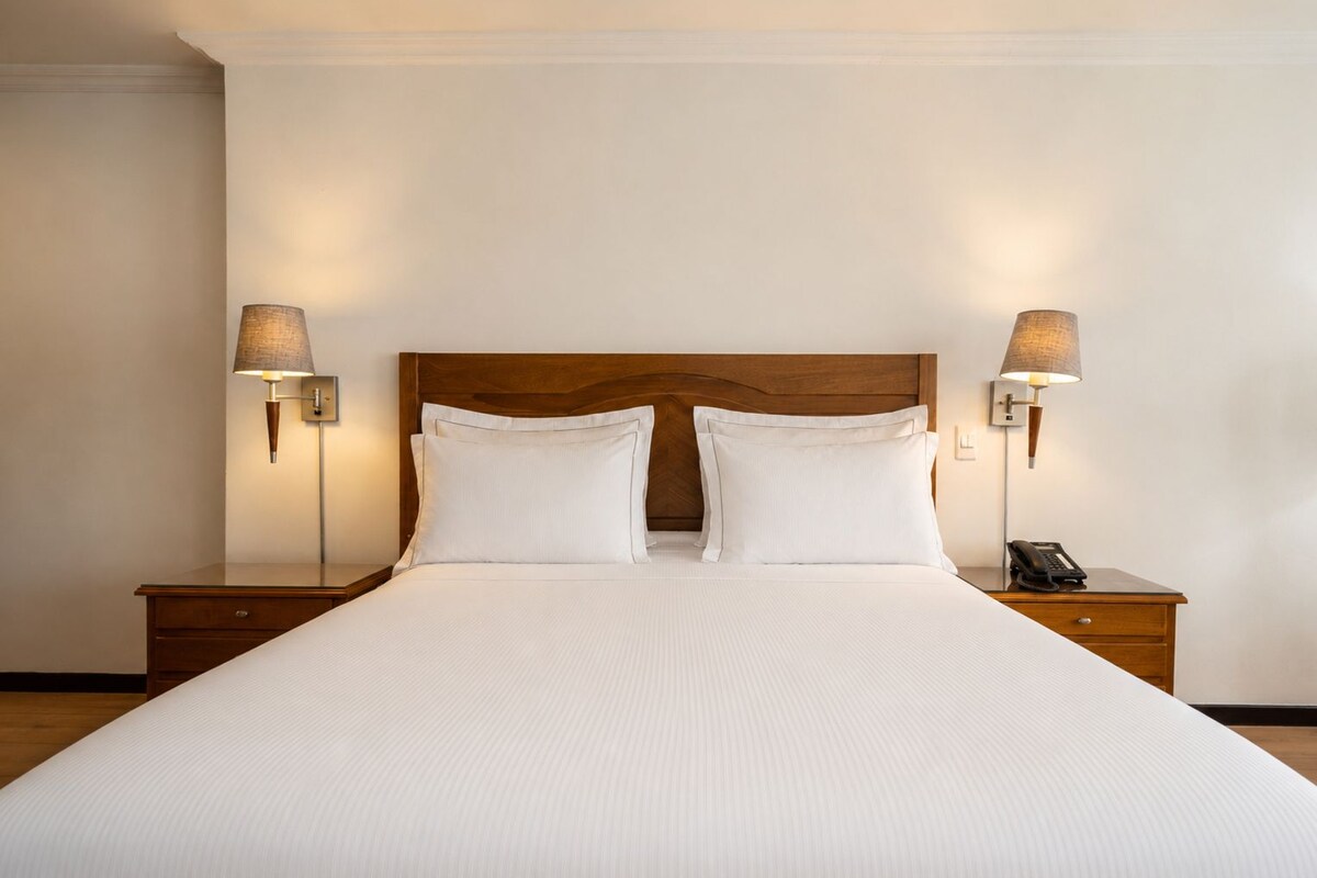 Junior kamer, 1 queensize bed | Een minibar, een kluis op de kamer, een bureau