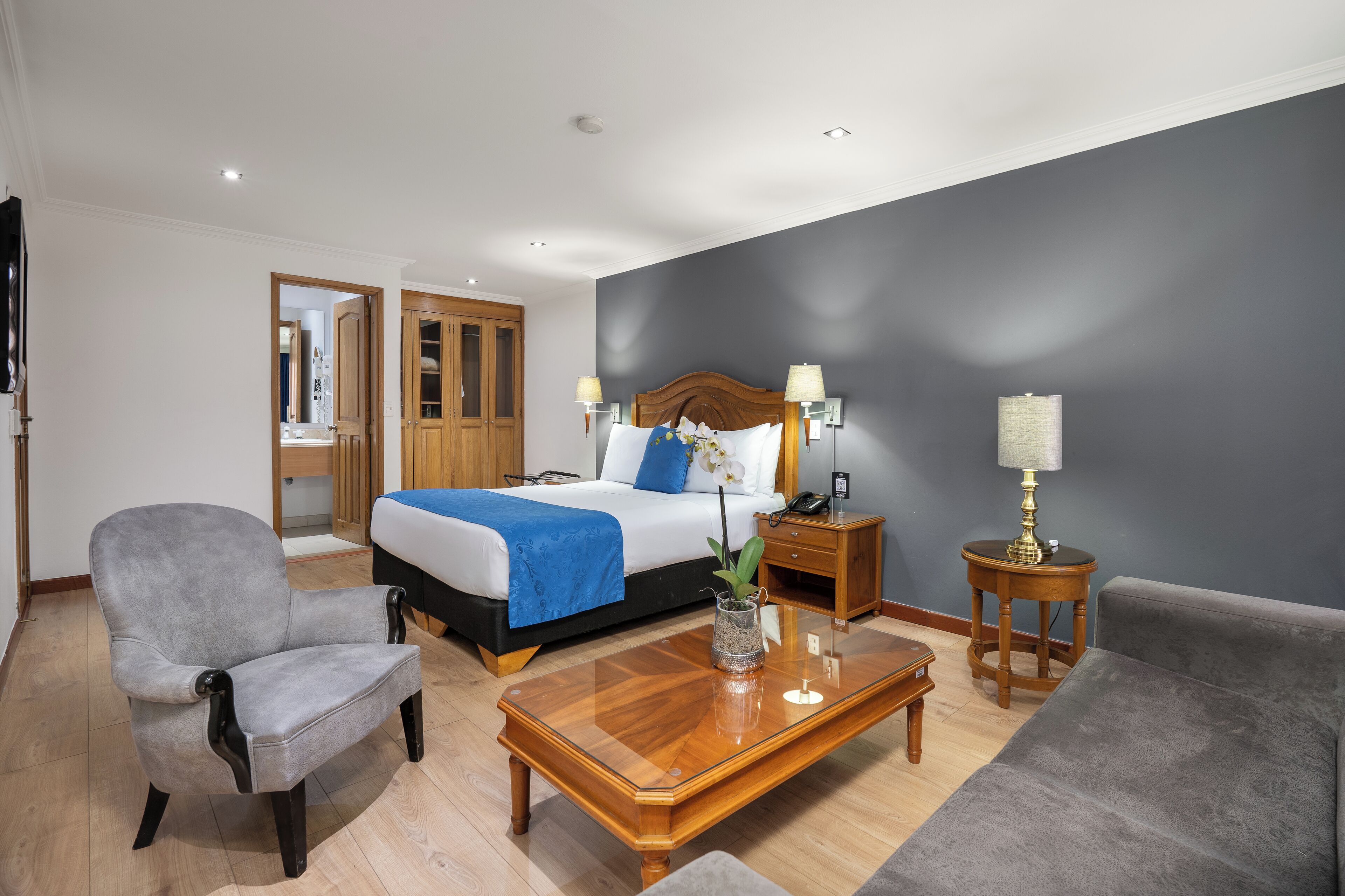 Junior Room, 1 Queen Bed | Minibar, in-room safe, desk, iron/ironing board