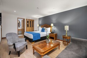 Habitació júnior, 1 llit de matrimoni | Minibar, caixa forta a l'habitació i escriptori 