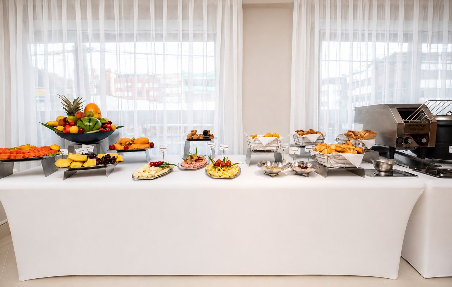 Una mesa de buffet con diversos alimentos y una máquina de café.