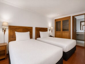 Habitación estándar con 2 camas individuales, 1 habitación | Zona de estar | Televisión de plasma de 42 pulgadas con canales por cable