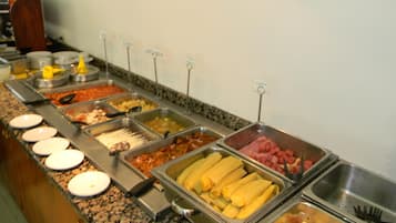 Café da manhã com buffet grátis todos os dias