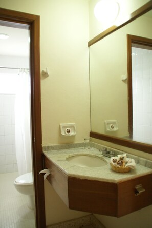 Shower, perlengkapan mandi gratis,  dan handuk