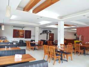 Frokost, lunsj og middag serveres, internasjonale retter 