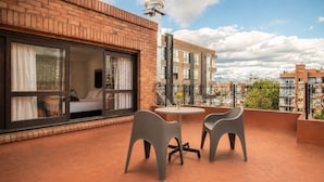Suite, 1 cama de matrimonio, terraza | Terraza o patio