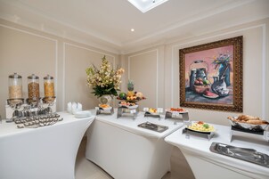 Desayuno a la carta diario (COP 27000 por persona)