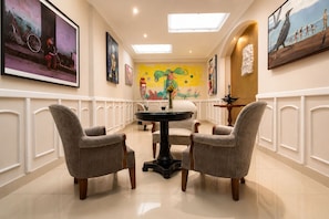 Lobby sitting area - Hotel Le Manoir Bogota (Bogotá)