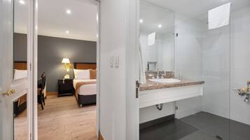 Junior Room, 1 Queen Bed | Bathroom | Shower, free toiletries, hair dryer, towels