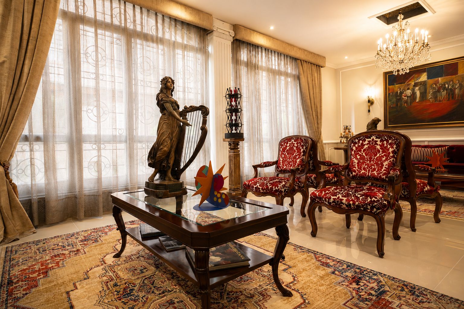 Una habitación elegante con una estatua de arpa, sillas ornamentadas y un candelabro.
