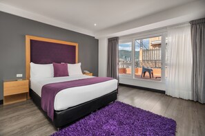 Suite, 1 Tempat Tidur Queen, teras | Minibar, brankas, meja kerja, dan tirai kedap cahaya