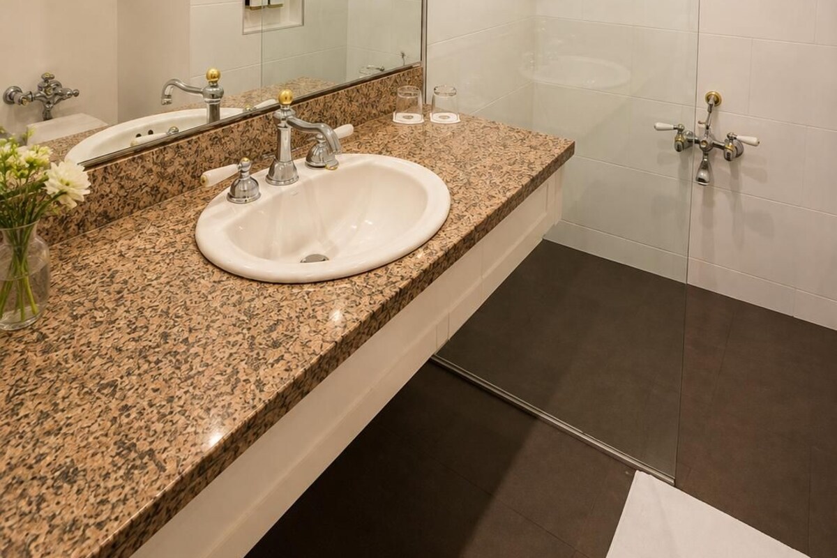 Baño | Ducha, artículos de higiene personal gratuitos y secador de pelo