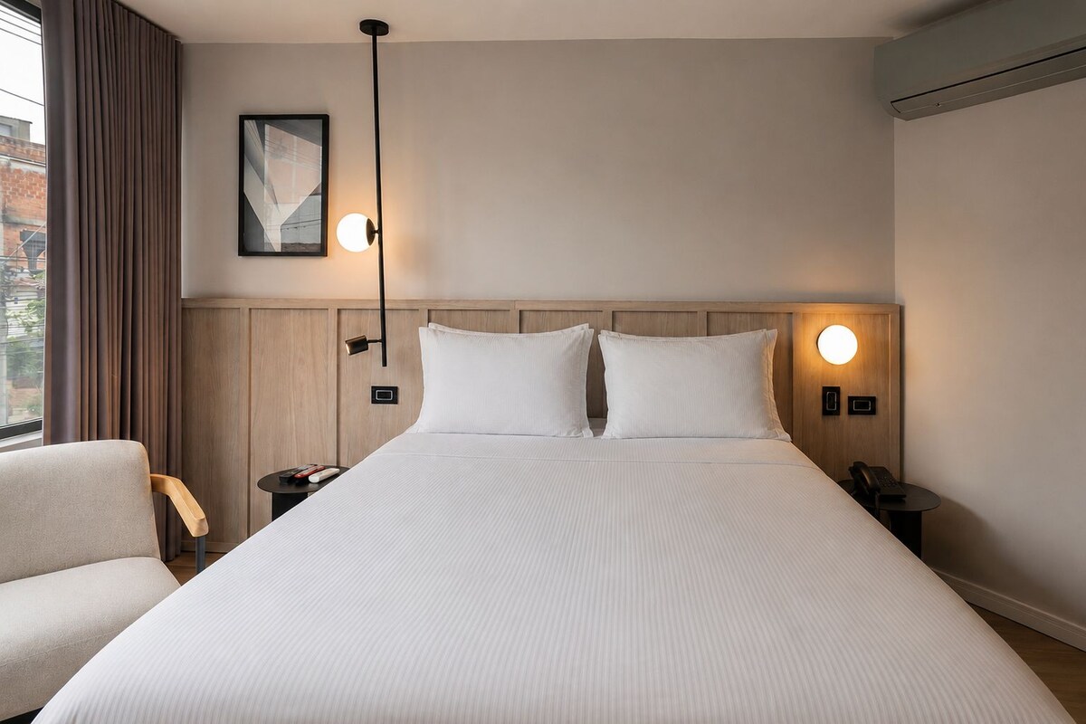 Premium Room, 1 Double Bed | Premium bedding, minibar, in-room safe, desk