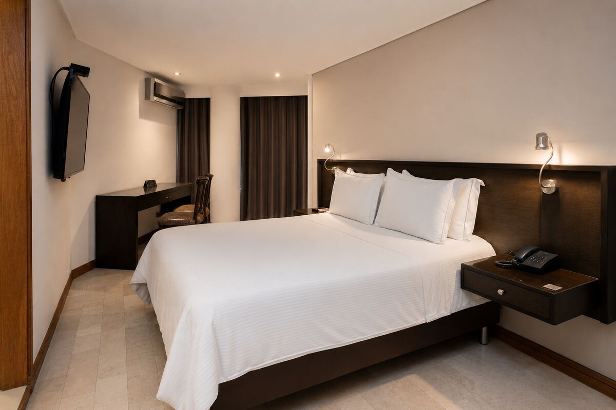 Junior Room, 1 Queen Bed | Premium bedding, minibar, in-room safe, desk