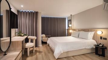 Premium Room, 1 Double Bed | Minibar, in-room safe, desk, iron/ironing board