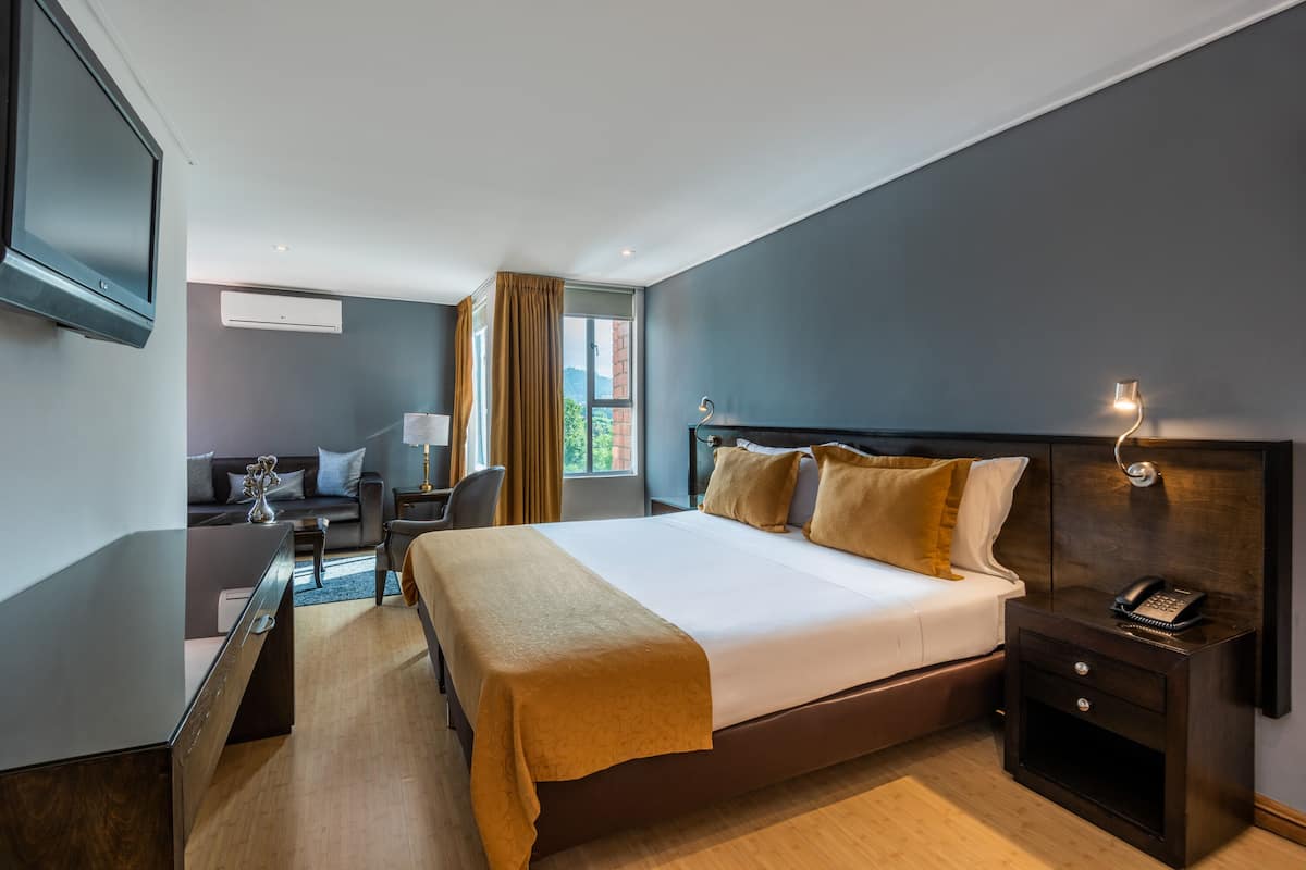 Suite | Minibar, in-room safe, desk, iron/ironing board