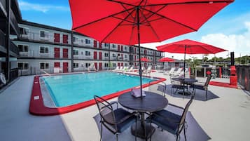 Una piscina al aire libre