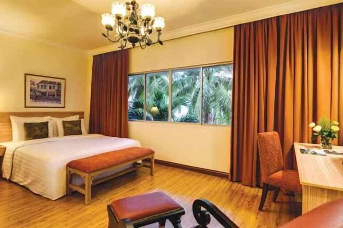 Minibar, in-room safe, desk, iron/ironing board