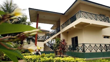 Alpehytte | Minibar, safe på rommet, skrivebord og strykejern/-brett