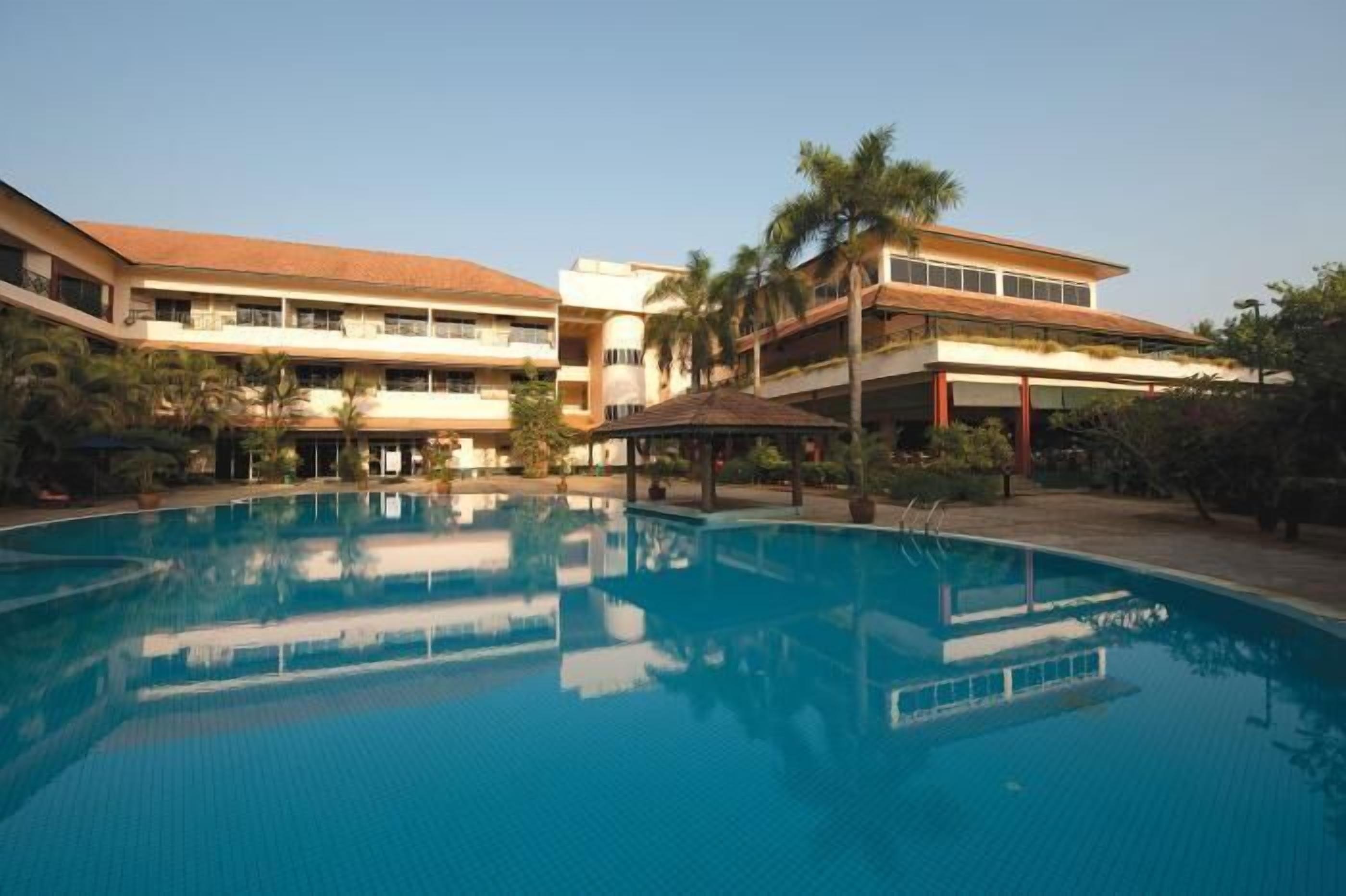 Un hôtel doté d’une piscine, de plusieurs étages et d’un espace extérieur abrité.