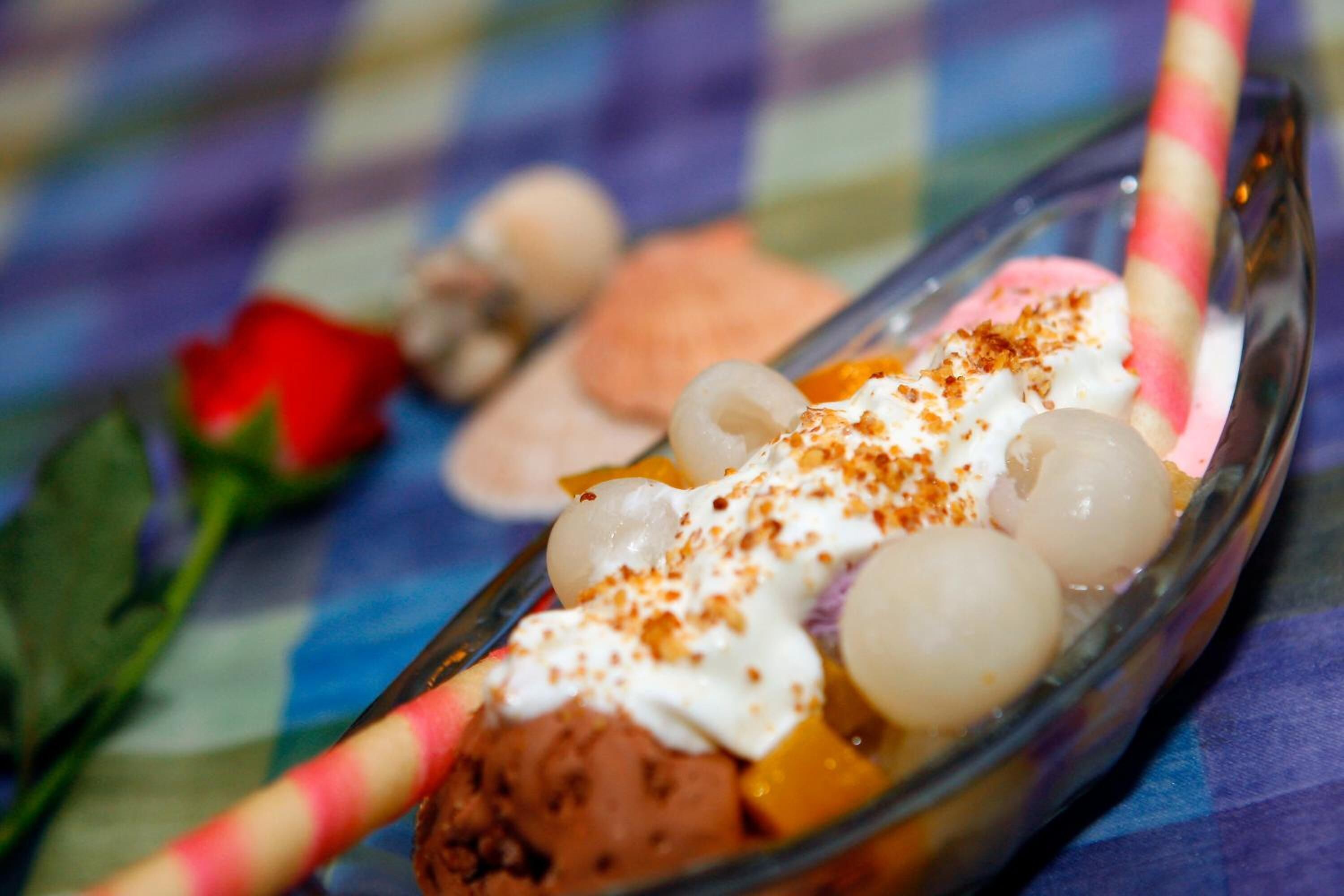 Un dessert con diversi condimenti in un bicchiere.