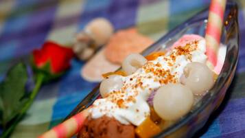 Postre con diferentes ingredientes en un recipiente de vidrio.