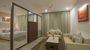 Suite | Minibar, in-room safe, individually decorated, desk