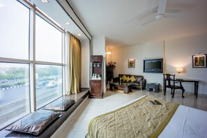 Suite | Minibar, in-room safe, individually decorated, desk