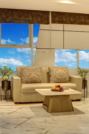 Habitación ejecutiva, 1 cama matrimonial, para no fumadores | Área de sala de estar | Televisión de pantalla plana
