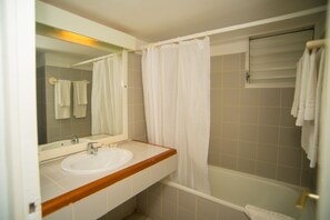 Bathtub, free toiletries, hair dryer, towels - Hotel Résidence Golf Village (Saint-François)