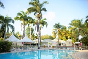 Outdoor pool - Hotel Résidence Golf Village (Saint-François)