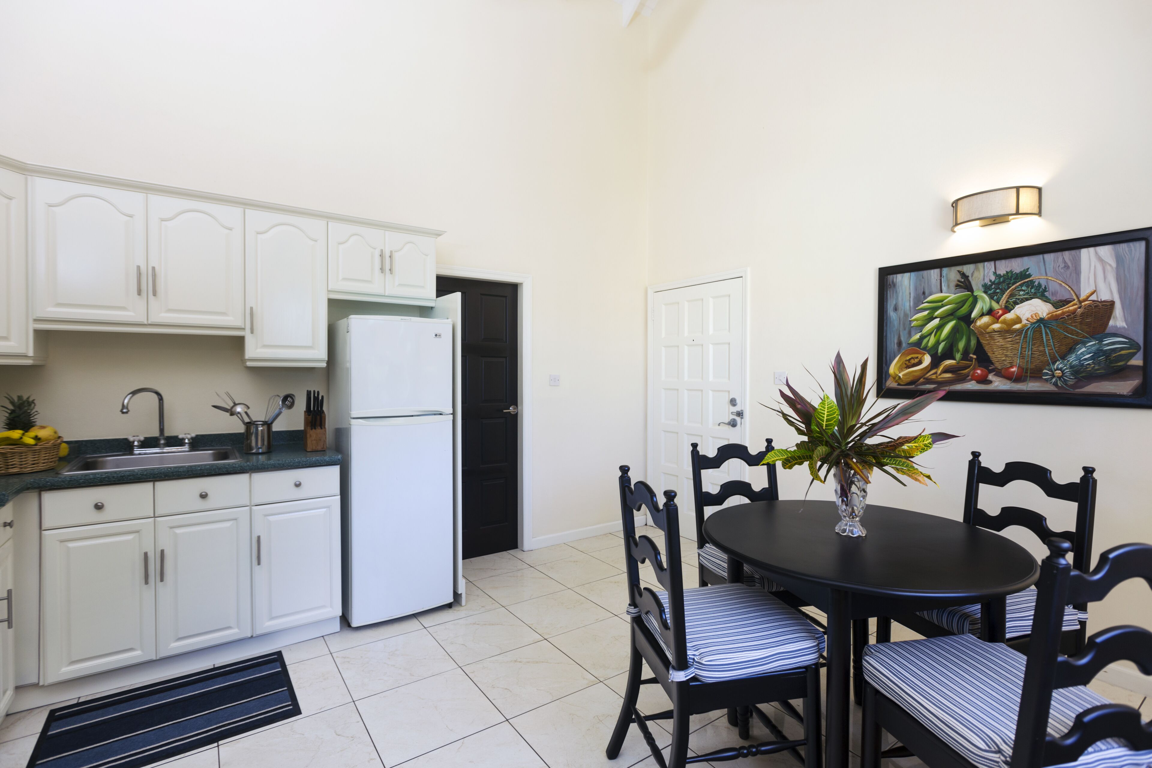 standard suite, 1 bedroom, kitchen, sea view | in-room dining