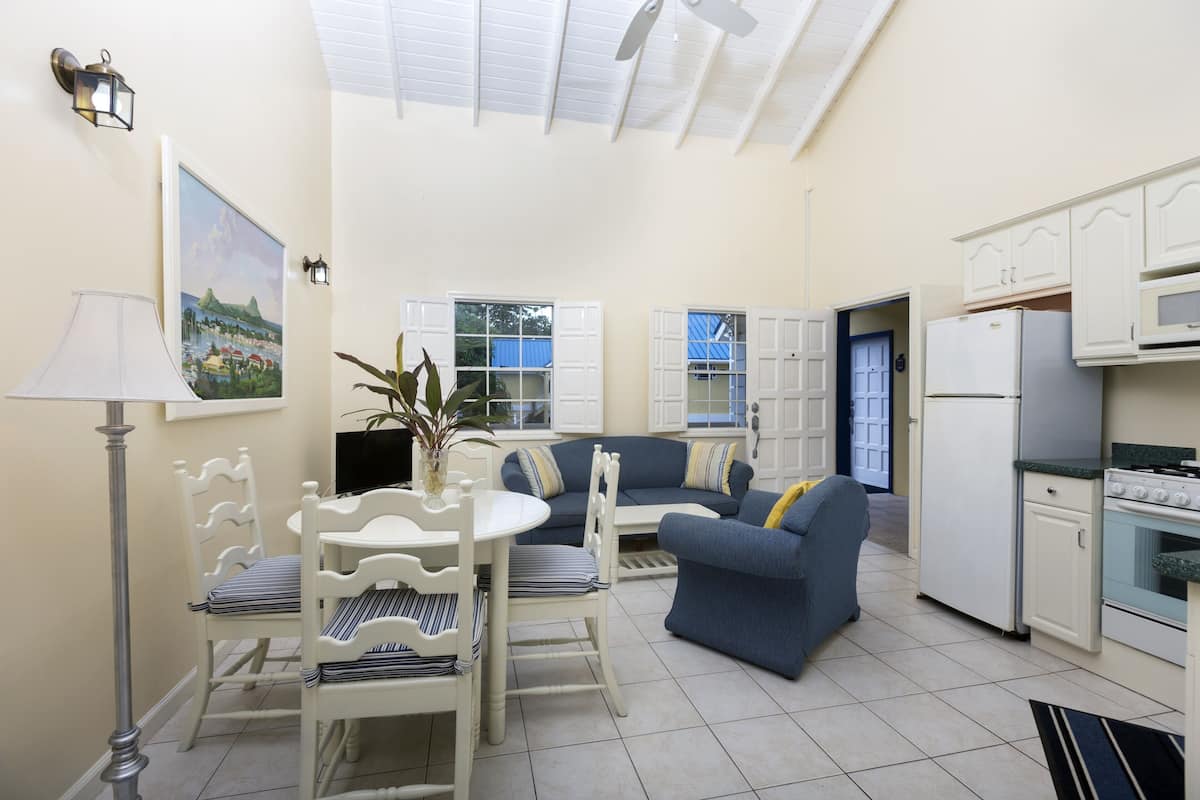 standard suite, 2 bedrooms, kitchen | private kitchen | fridge, microwave, coffee/tea maker, electric kettle