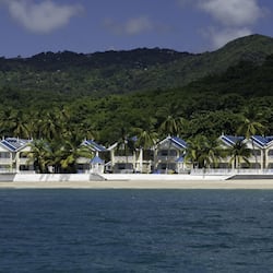 Vista frontal de la propiedad