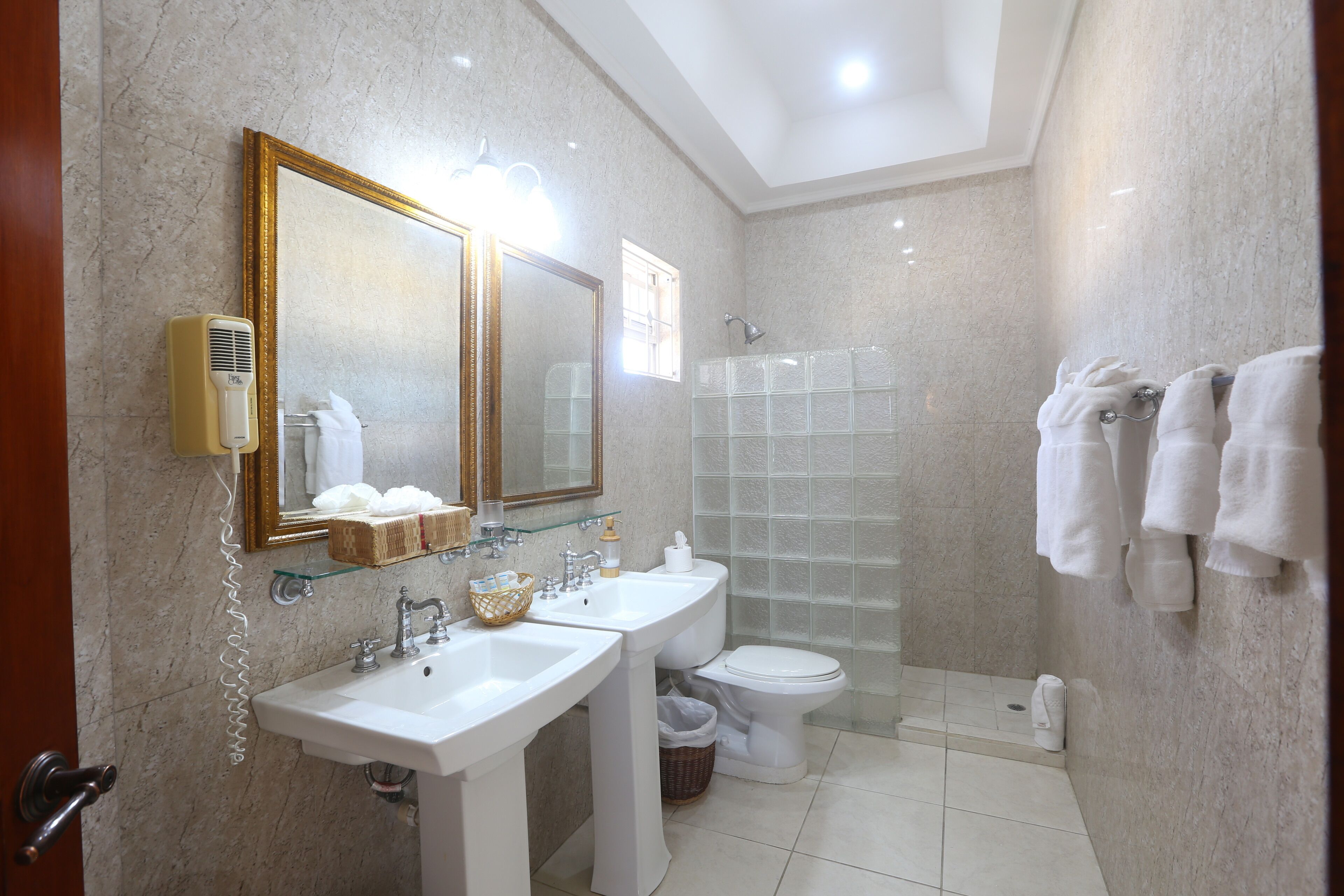 deluxe suite, 1 bedroom, jetted tub, sea view | bathroom | free toiletries, hair dryer, towels