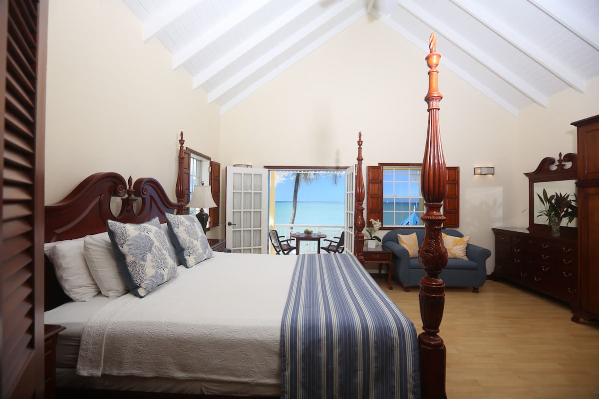 Deluxe suite, 1 slaapkamer, bubbelbad, uitzicht op zee | 1 slaapkamer, een kluis op de kamer, een bureau