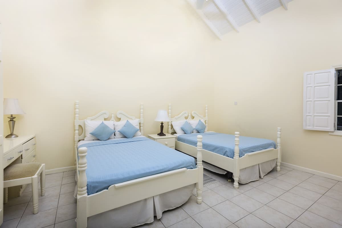 Standaard suite, 2 slaapkamers, keuken | 1 slaapkamer, een kluis op de kamer, een bureau