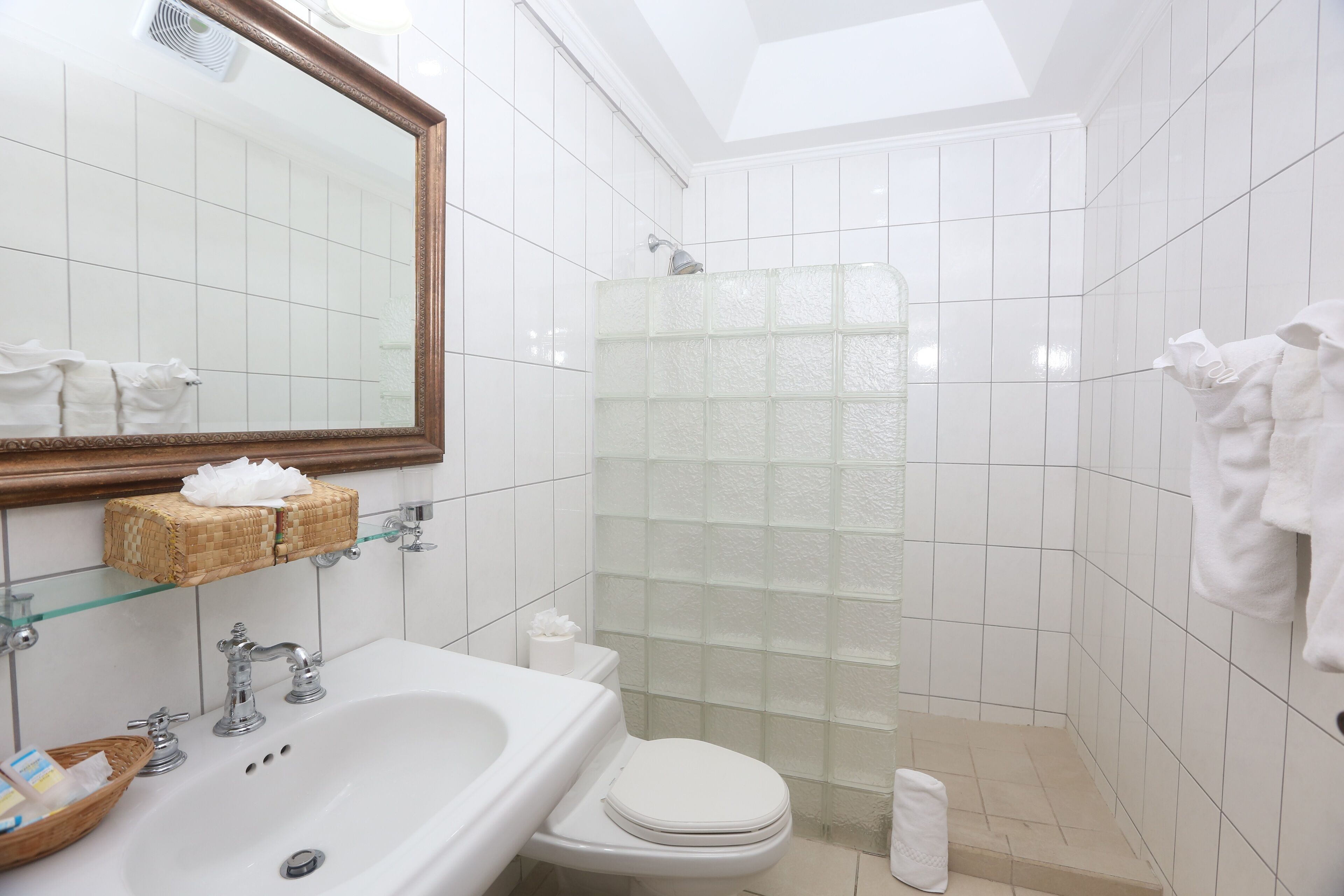 deluxe suite, 2 bedrooms, balcony | bathroom | free toiletries, hair dryer, towels