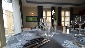 2 restauranter: lunsj og middag serveres
