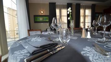 2 restaurantes; se sirven comidas