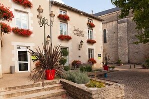 Terrace/patio - Logis Hôtels le Saint Georges   (Vivonne)