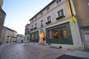 Exterior - Logis Hôtels le Saint Georges   (Vivonne)