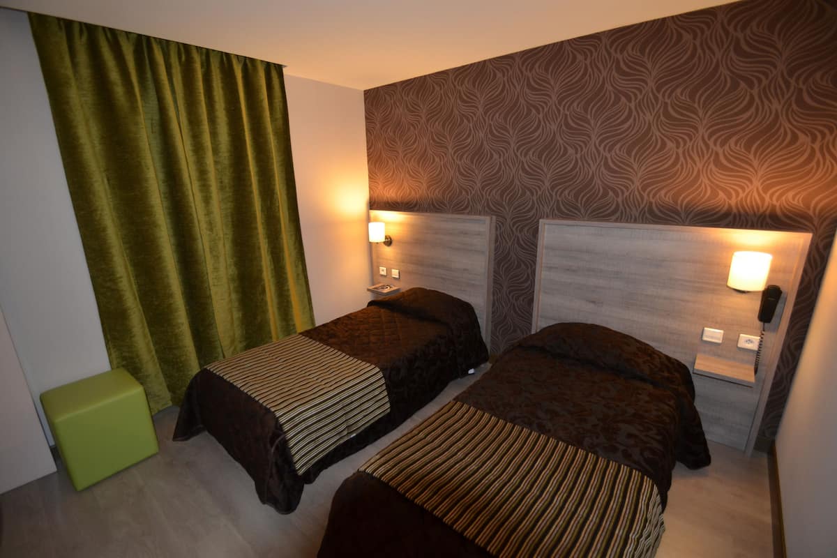 Habitación estándar con 2 camas individuales | Escritorio, insonorización y tabla de planchar con plancha