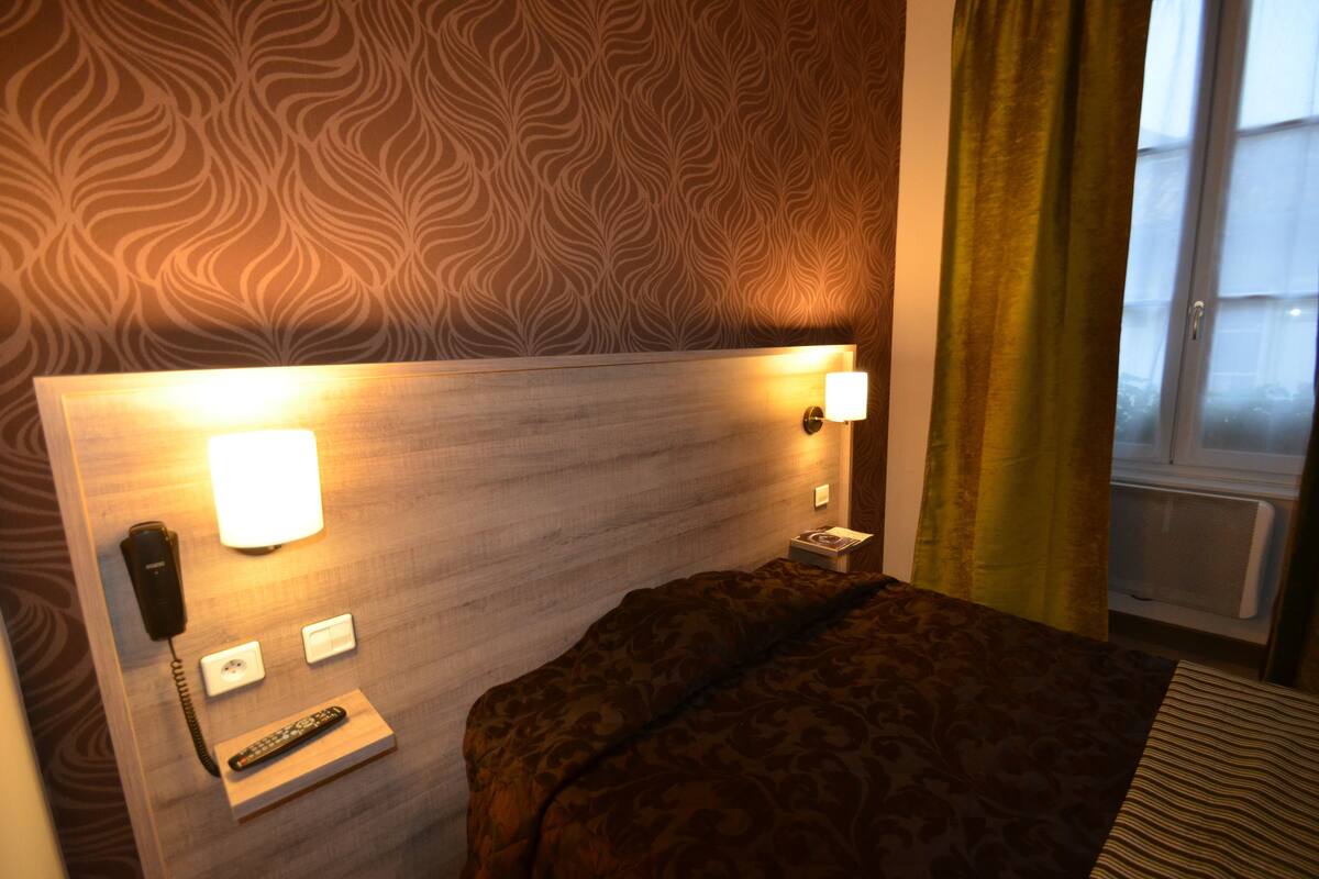 Doppelzimmer | Schreibtisch, schallisolierte Zimmer, Bügeleisen/Bügelbrett
