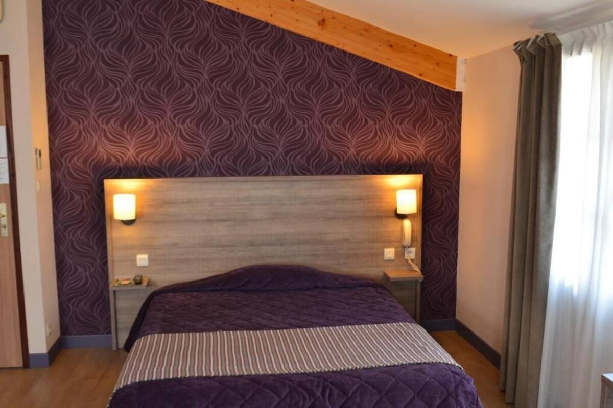Schreibtisch, schallisolierte Zimmer, Bügeleisen/Bügelbrett