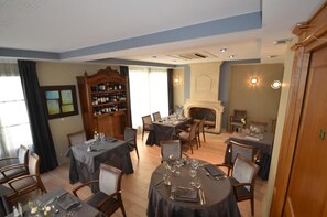 2 restaurants, lunch served - Logis Hôtels le Saint Georges   (Vivonne)