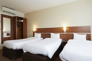 Triple Room | Soundproofing, iron/ironing board, free cots/infant beds, rollaway beds - Kyriad Paris Sud Arcueil - Cachan (Cachan)