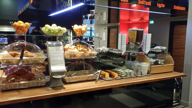 Un buffet de petit-déjeuner proposant divers aliments, accompagné d’un panneau indiquant : « SERVIETTES ».