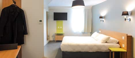 Escritorio, wifi gratis, ropa de cama y acceso para silla de ruedas