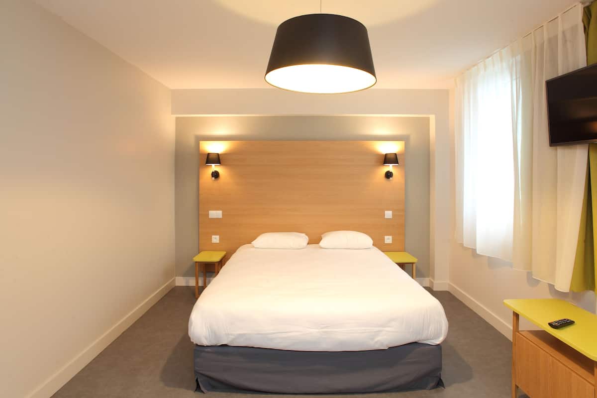 Escritorio, wifi gratis y ropa de cama 