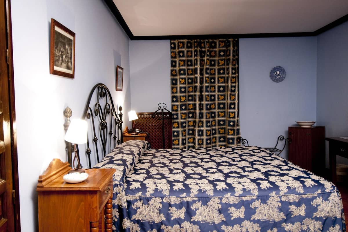 Triple Room (3 Adultos) | Peti besi dalam bilik, katil bayi/kot